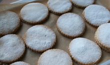 有趣的吃饼干比赛