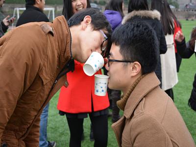 拿着纸杯通过水