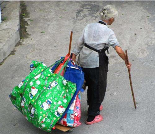 老人捡垃圾