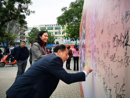 向雷锋学习，从小做起