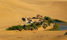 鸣沙山的月牙泉