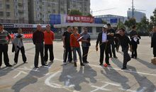 激烈的实心球比赛