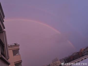 人们在风雨中写彩虹
