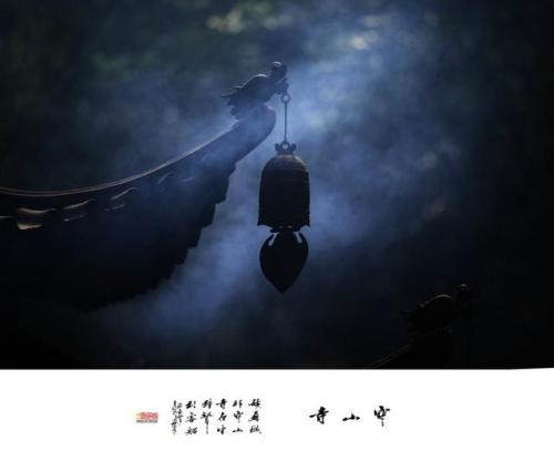 雨下的老人