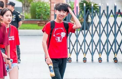 一个少年带着微笑跑