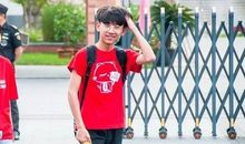 含笑奔跑的少年