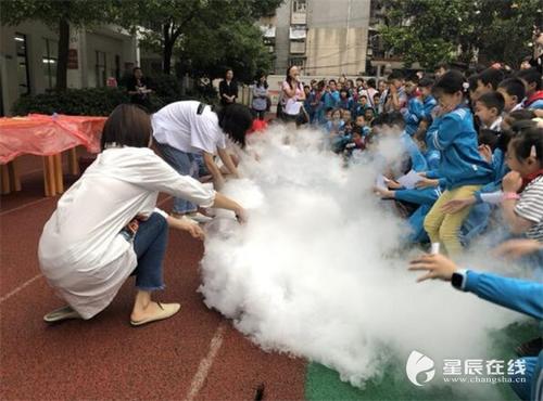 当干冰遇水时