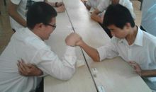 激烈的掰手腕比赛