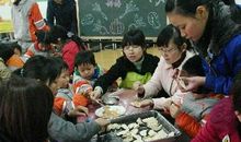 妈妈教我包饺子