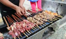 吃烤羊肉