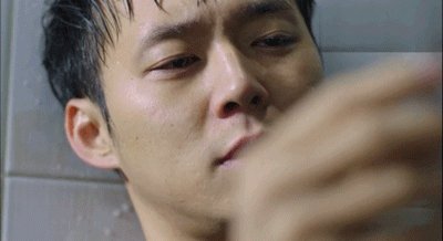 他的举止使我感动