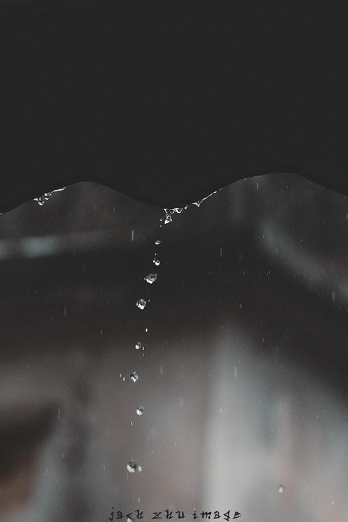 躲在雨中