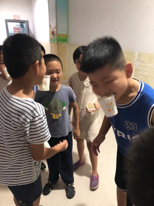 纸杯和水游戏组成