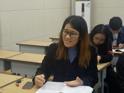 把握过去和现在，勇于创造辉煌的未来