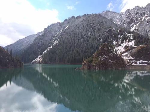 游览天山大峡谷