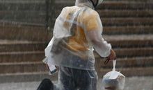 风雨中的外卖小哥