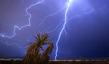 雷电交加的夜晚