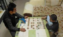 和妈妈下象棋