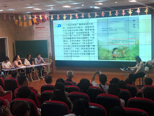 勇敢的年轻人奋进
