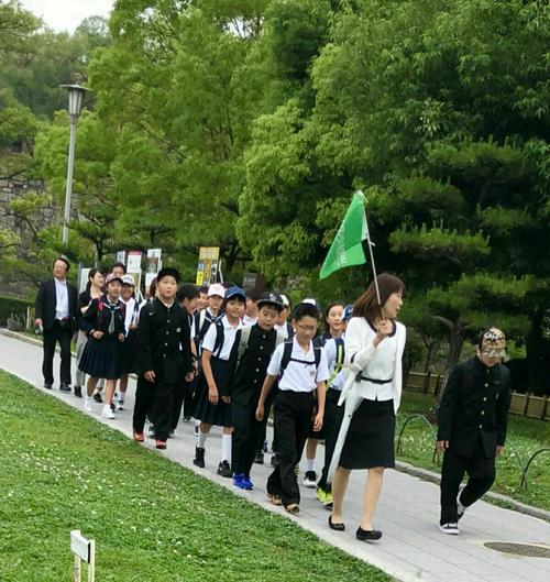 在花园里笑声