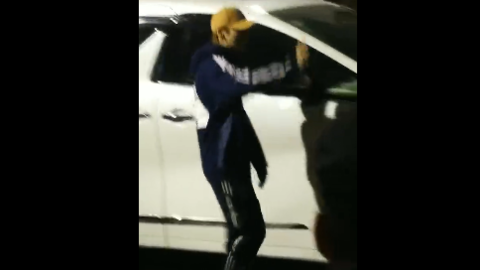 向深夜拿灯的人鞠躬