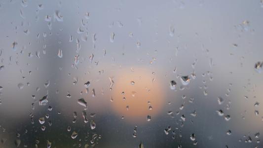 在下雨天，阳光普照