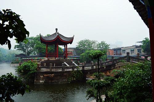 在公园里下雨