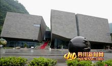 参观地震遗址博物馆