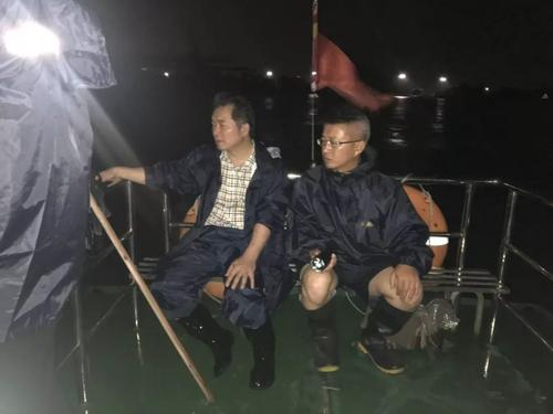 一个少年在夜间跑步
