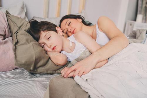 和妈妈一起睡