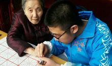 我给姥姥剪指甲