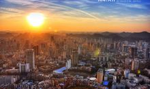 我们路过黄昏，走进夜晚