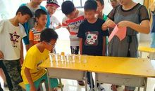 有趣的吹乒乓球