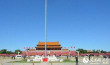 五星红旗迎风飘扬