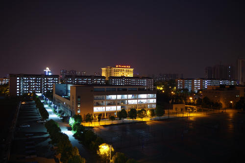 晚上校园