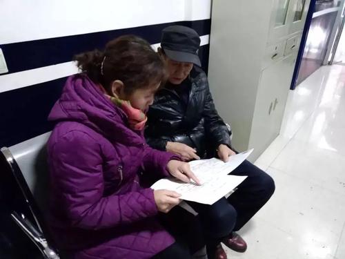 听祖父母讲述过去的故事