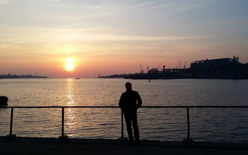 在夕阳下微笑