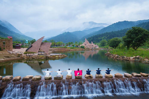 那座山，那水，那个人
