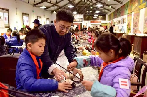 小学生参观非物质文化遗产博物馆