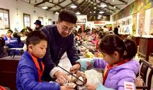 小学生参观非遗馆