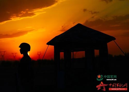 美妙的隐藏在夕阳下