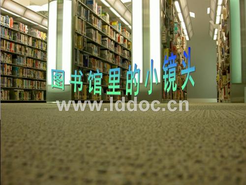 在学校门口的小镜头