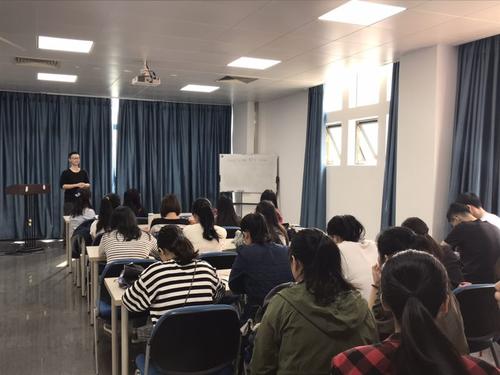 首次举办班级会议