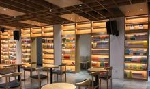 沉醉在书香的世界中