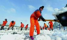 雪后的环卫工人