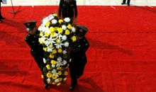 向英雄献花