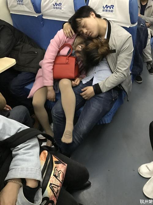 火车上的场景