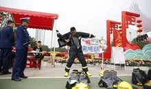 辛苦的消防员叔叔