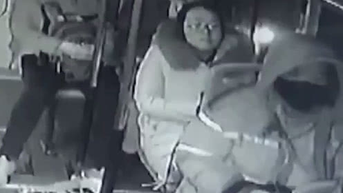 老妇在汽车站