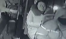 公交车站的老婆婆